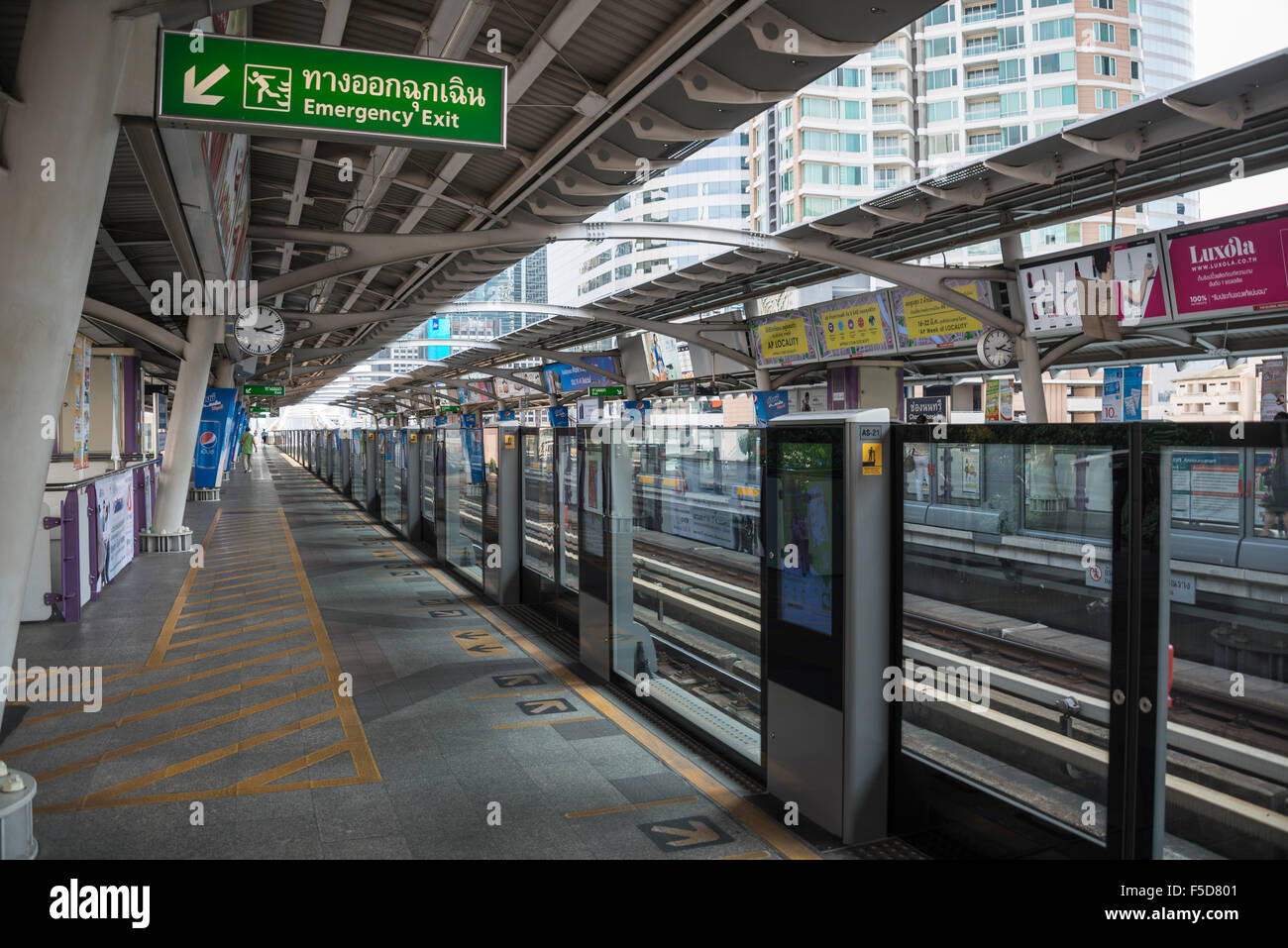 La station de BTS Skytrain, plate-forme, Bangkok Mass Transit System, Bangkok, Thaïlande Banque D'Images
