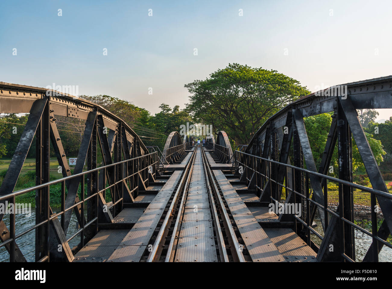 Pont de la rivière Kwai historique, route de la Thaïlande à la Birmanie, de chemin de fer de la mort, la province de Kanchanaburi, Thaïlande centrale, Thaïlande Banque D'Images