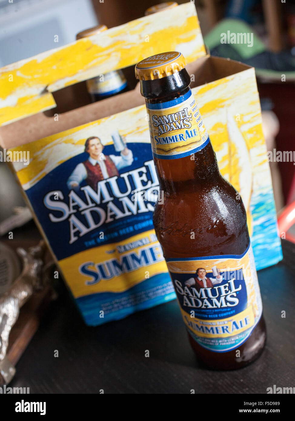 Samuel Adams Bière sur une table Banque D'Images