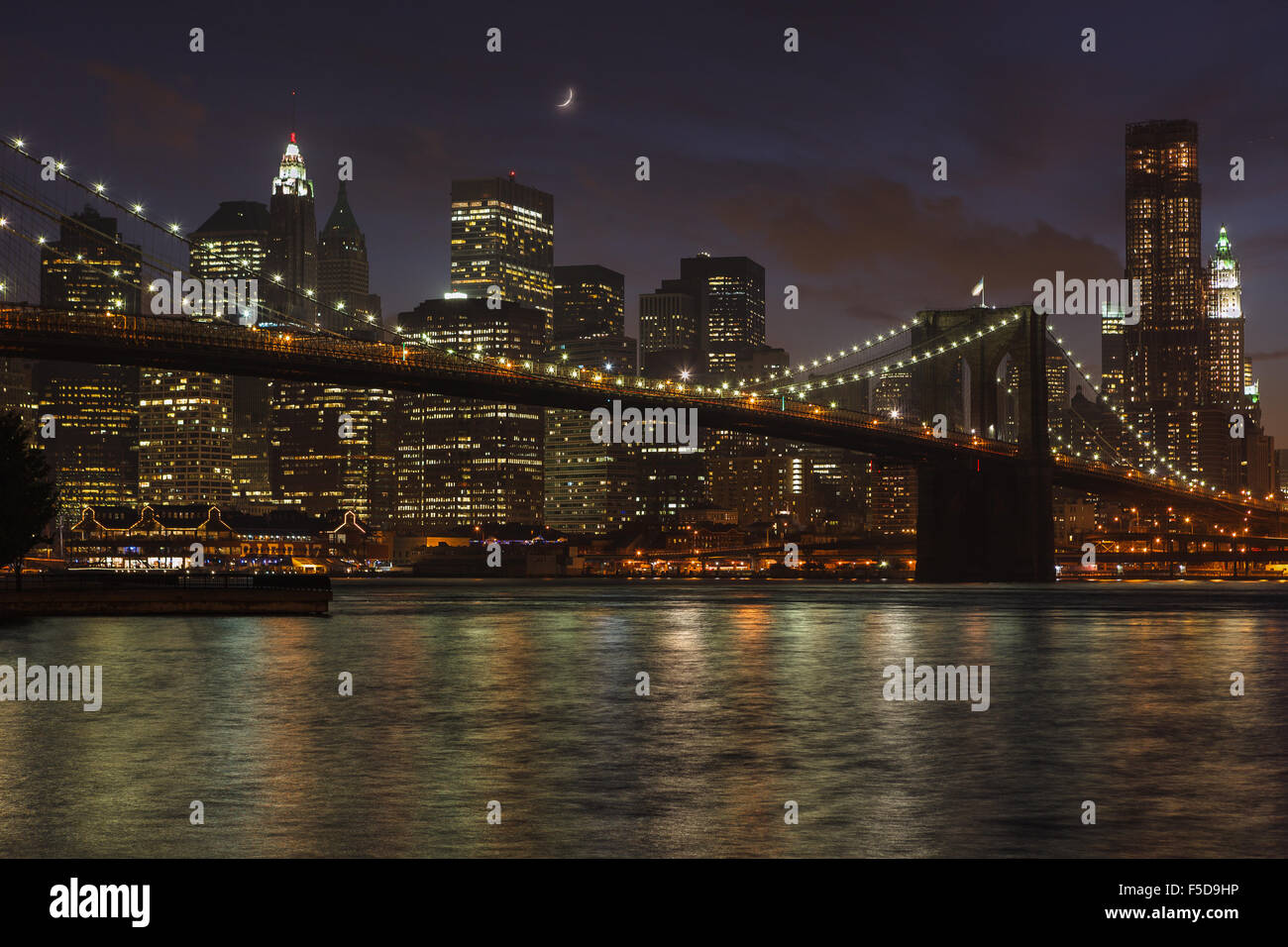 Toits de New York et le pont de Brooklyn de nuit, de Fulton Ferry Park. New York, NY, États-Unis d'Amérique. Banque D'Images