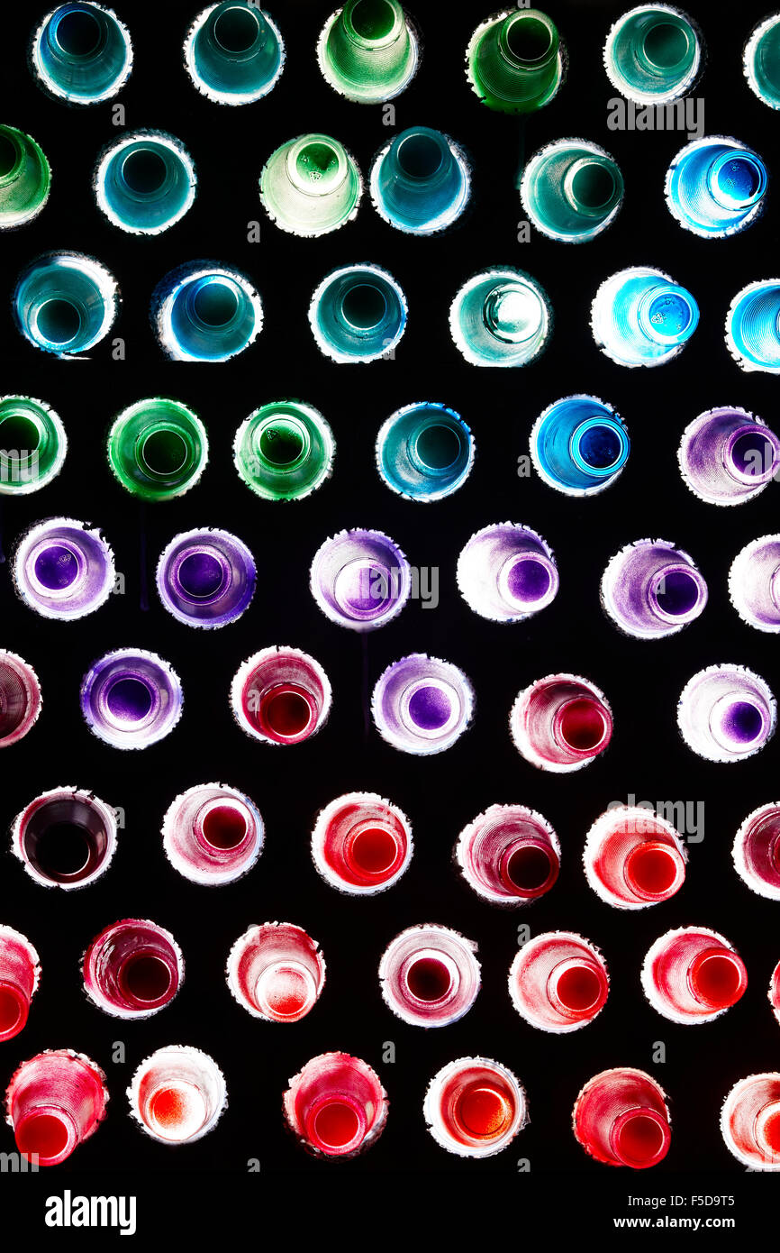 Équipements de l'Éclair faites de différents verres de couleur à la verticale Banque D'Images