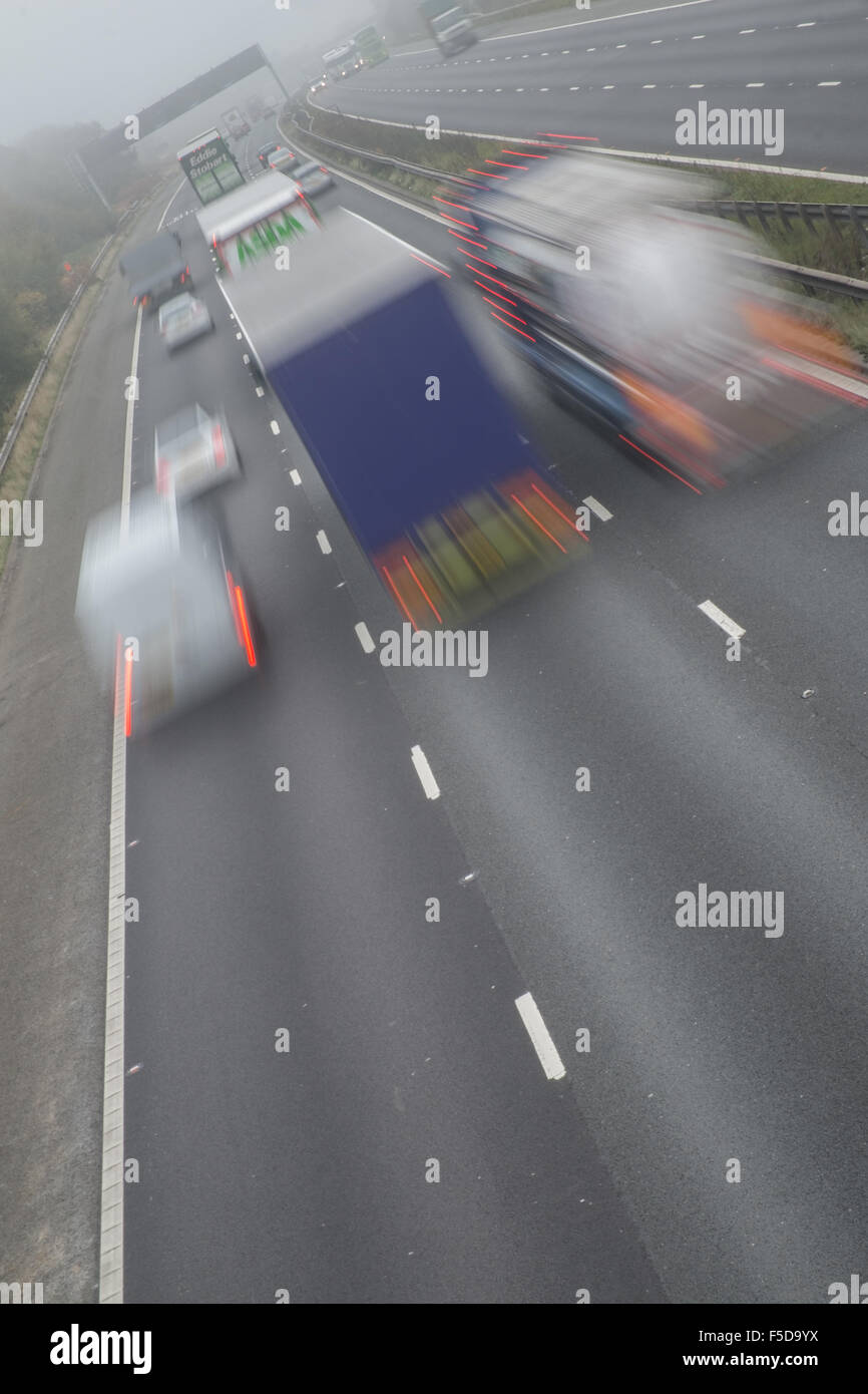Le Yorkshire, UK. 2 novembre 2015. Le réseau autoroutier dans le Yorkshire du Sud a été couverte d'un épais brouillard aujourd'hui, conduisant à des conditions de conduite dangereuses et trafic lourd comme beaucoup de gens à retourner au travail après la moitié des vacances à long terme. Credit : Mark Lees/Alamy Live News Banque D'Images