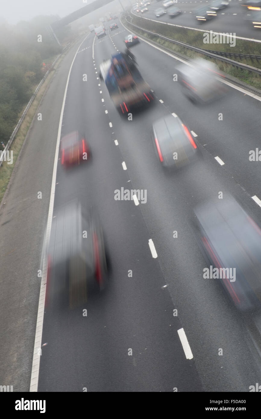 Le Yorkshire, UK. 2 novembre 2015. Le réseau autoroutier dans le Yorkshire du Sud a été couverte d'un épais brouillard aujourd'hui, conduisant à des conditions de conduite dangereuses et trafic lourd comme beaucoup de gens à retourner au travail après la moitié des vacances à long terme. Credit : Mark Lees/Alamy Live News Banque D'Images