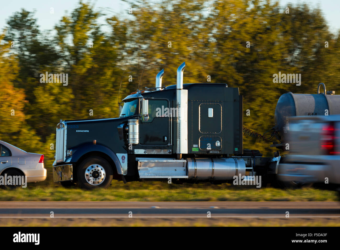 Propre, typique américain brillant Peterbilt chariot pour le transport du fret sur la route Interstate 10 Camionnage, Louisiane, Etats-Unis Banque D'Images