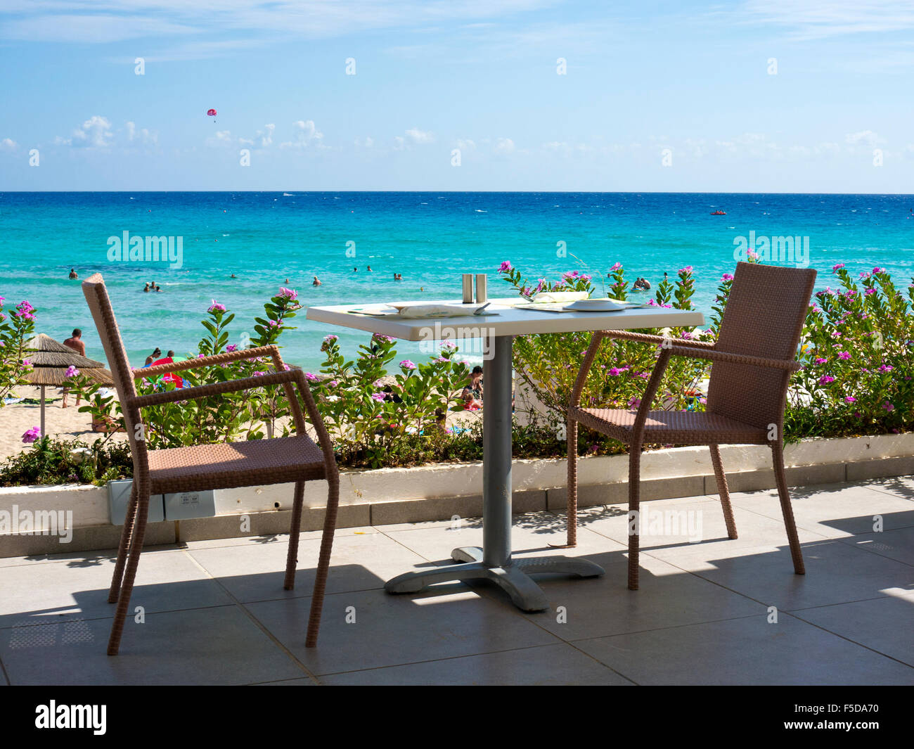 Table vide dans un restaurant de plage Banque D'Images