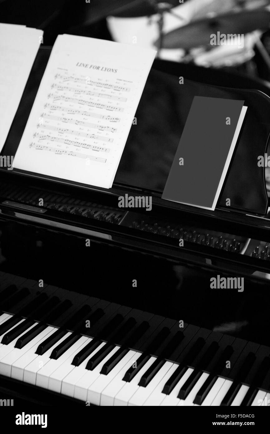 Grand piano et musique feuille avec le nom du morceau de-l'accent vertical  noir et blanc Photo Stock - Alamy