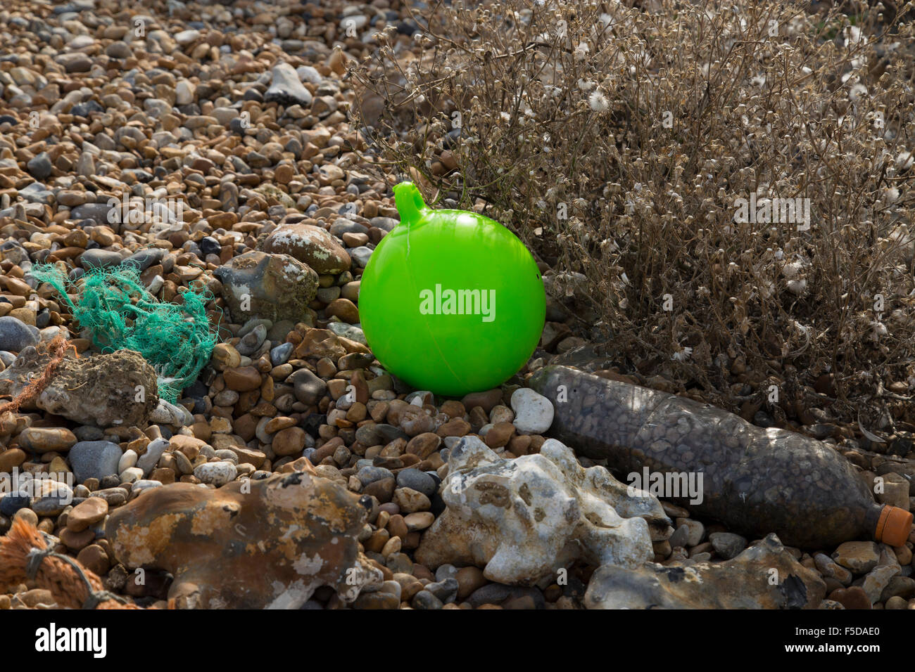 Petite bouée mer vert lime et le poids du lest fait maison Banque D'Images