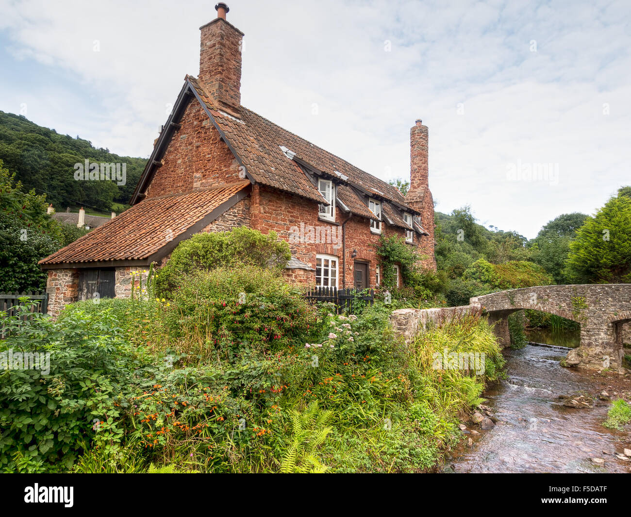 Anglais traditionnel cottage en brique rouge. Pittoresque. Exmoor, UK Banque D'Images