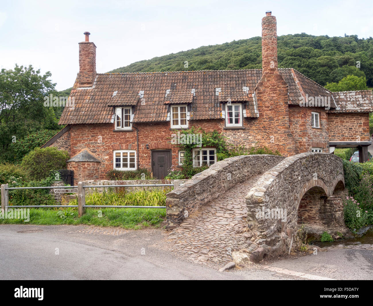 Anglais traditionnel cottage en brique rouge. Pittoresque. Exmoor, UK Banque D'Images