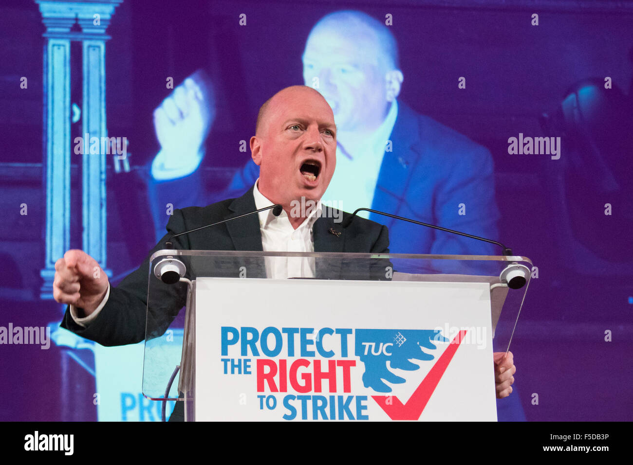 Westminster Central Hall, Londres, 2 novembre 2015. Matt Rack de la FBU aborde les paniers rally protégeant le droit de grève à Westminster Hall Central. Crédit : Paul Davey/Alamy Live News Banque D'Images