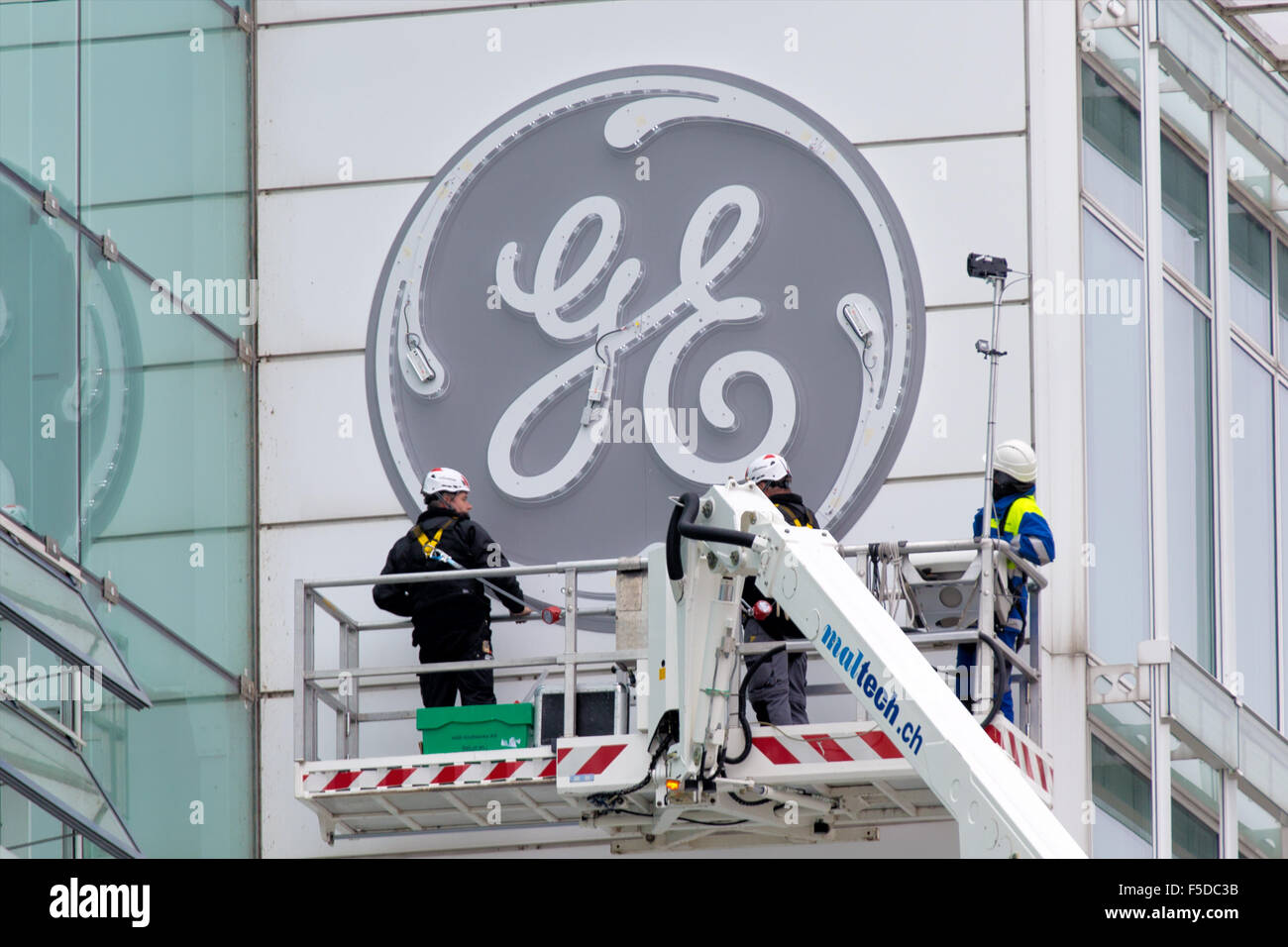 Baden, Suisse. 2e novembre 2015. Des tests d'éclairage au cours de l'installation du nouveau logo de General Electric à l'ancien siège de l'énergie thermique d'Alstom. Carsten Reisinger/Alamy Live News. Banque D'Images