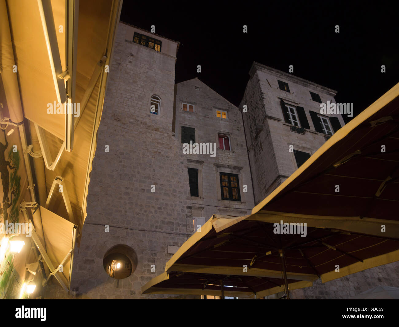 Dubrovnik Croatie, à jusqu'au ciel de la nuit d'un restaurant de la vieille ville, Stari Grad, site du patrimoine mondial de l'Unesco Banque D'Images