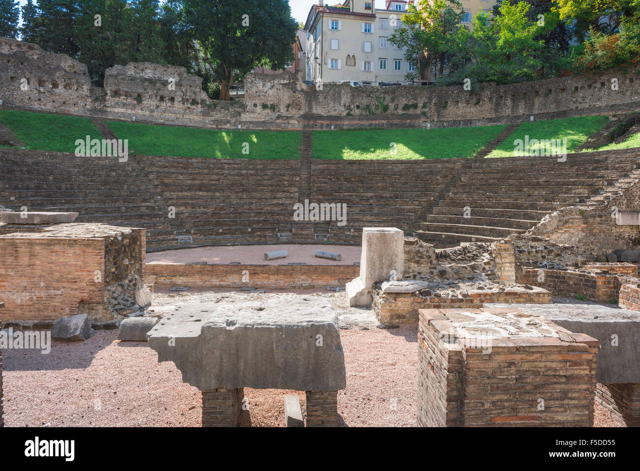 Ruines romaines de Trieste, les vestiges de l'ancien théâtre romain (Théâtre Romain) dans le centre de Trieste, en Italie. Banque D'Images