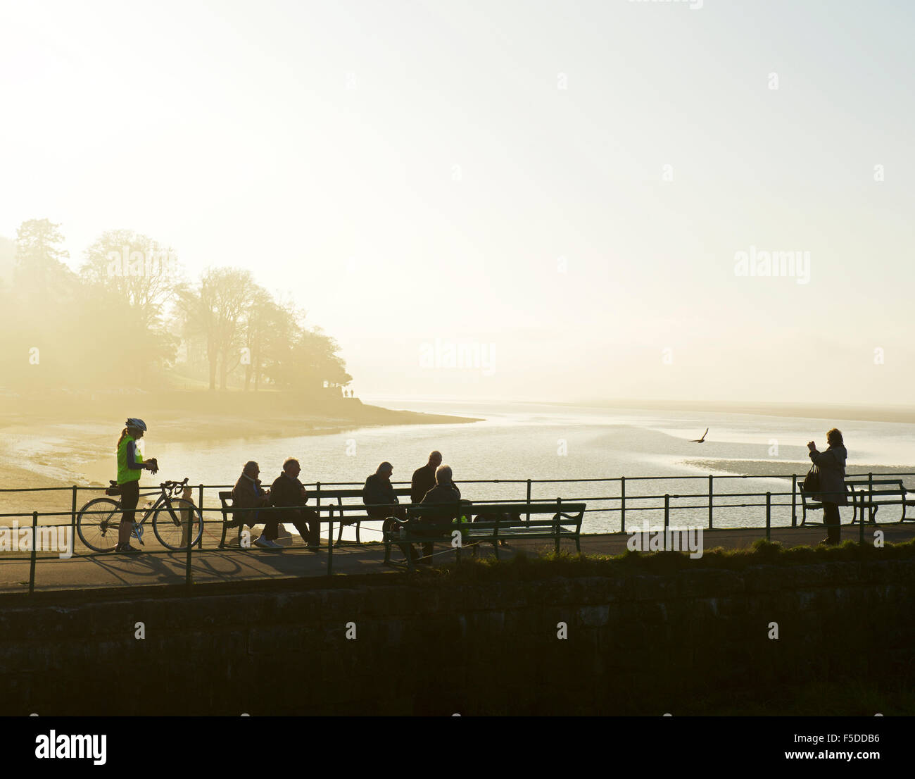 Les gens sur le quai à Arnside, South Lakeland, Cumbria, Angleterre, Royaume-Uni Banque D'Images