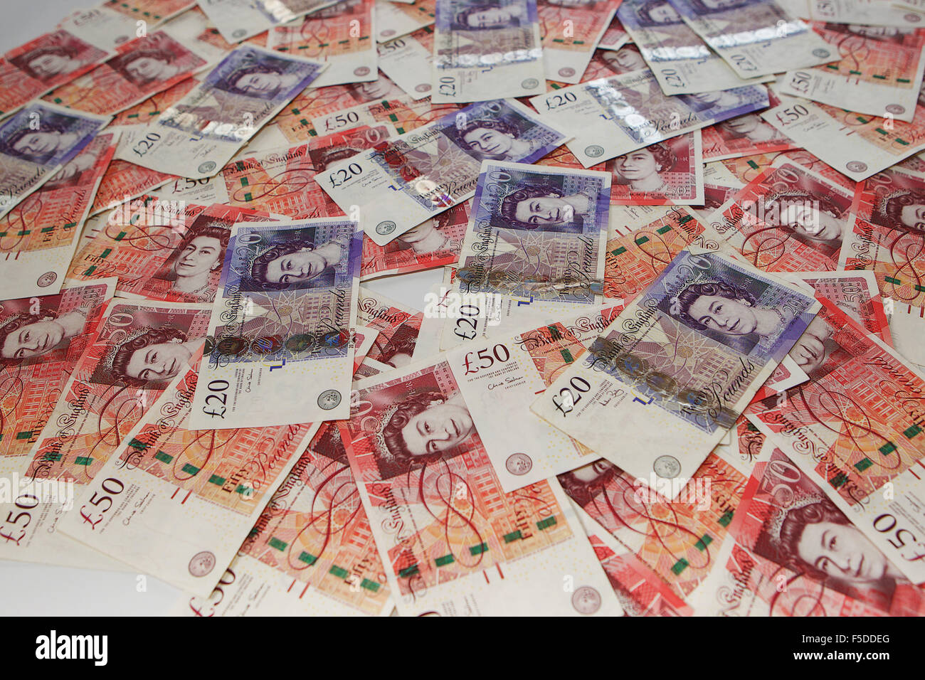 Pile de £20 et £50 notes. Banque D'Images