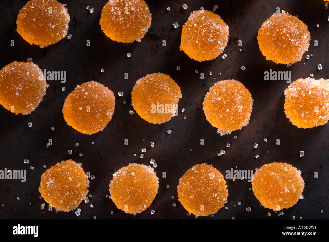 Bonbons colorés gelée d'orange avec le sucre blanc Banque D'Images