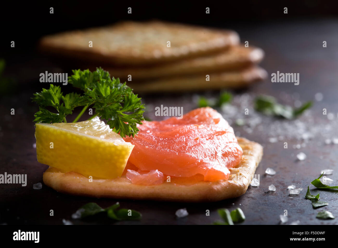 Close-up de saumon fumé servi avec des craquelins et du citron Banque D'Images