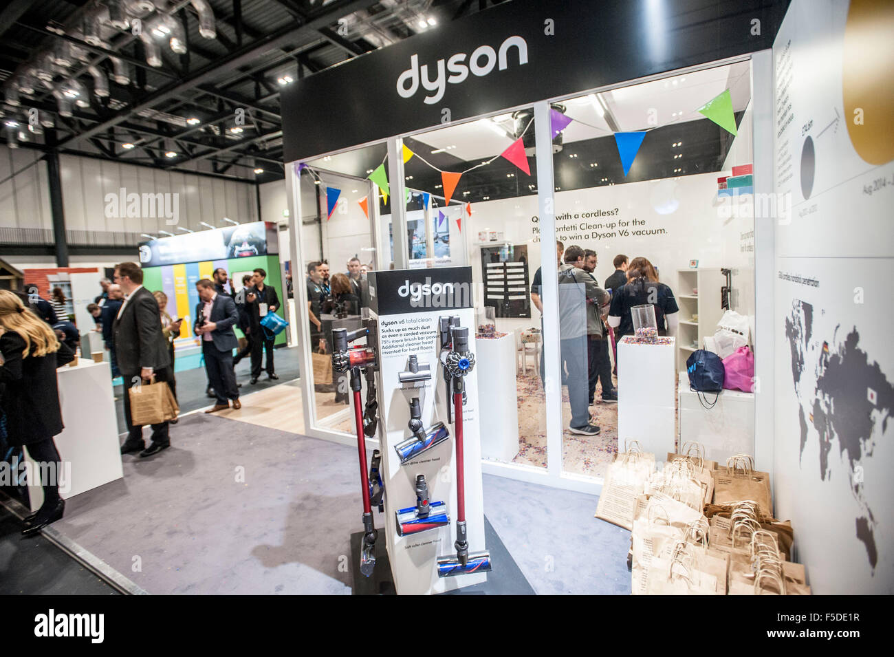 V6 Dyson aspirateur sans fil ' les plus puissantes au monde, cordless vacuum' en cours de démonstration à Dixons Retail Automne Carphone, Excel l'événement Banque D'Images