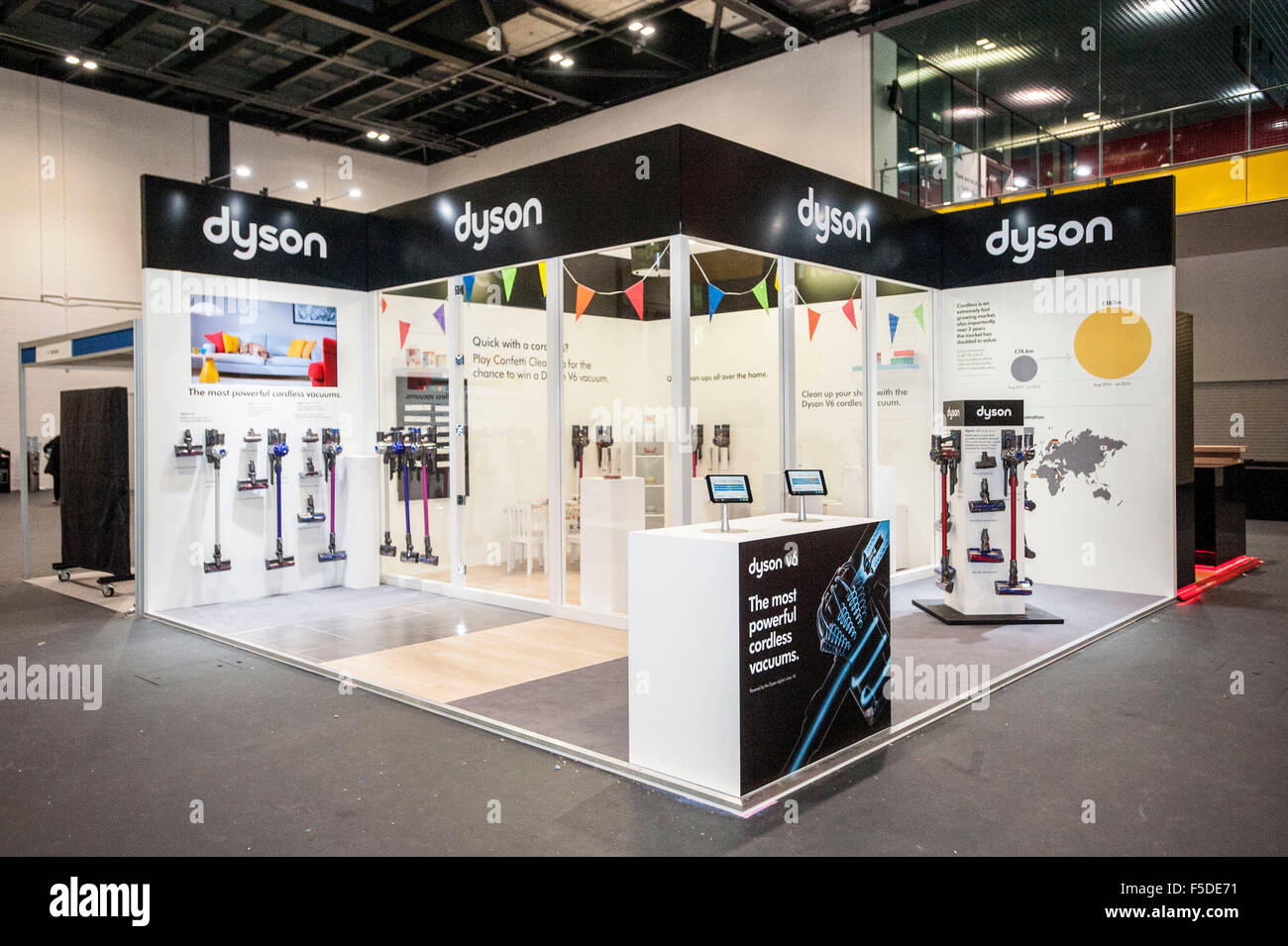 V6 Dyson aspirateur sans fil ' les plus puissantes au monde, cordless vacuum' en cours de démonstration à Dixons Retail Automne Carphone, Excel l'événement Banque D'Images