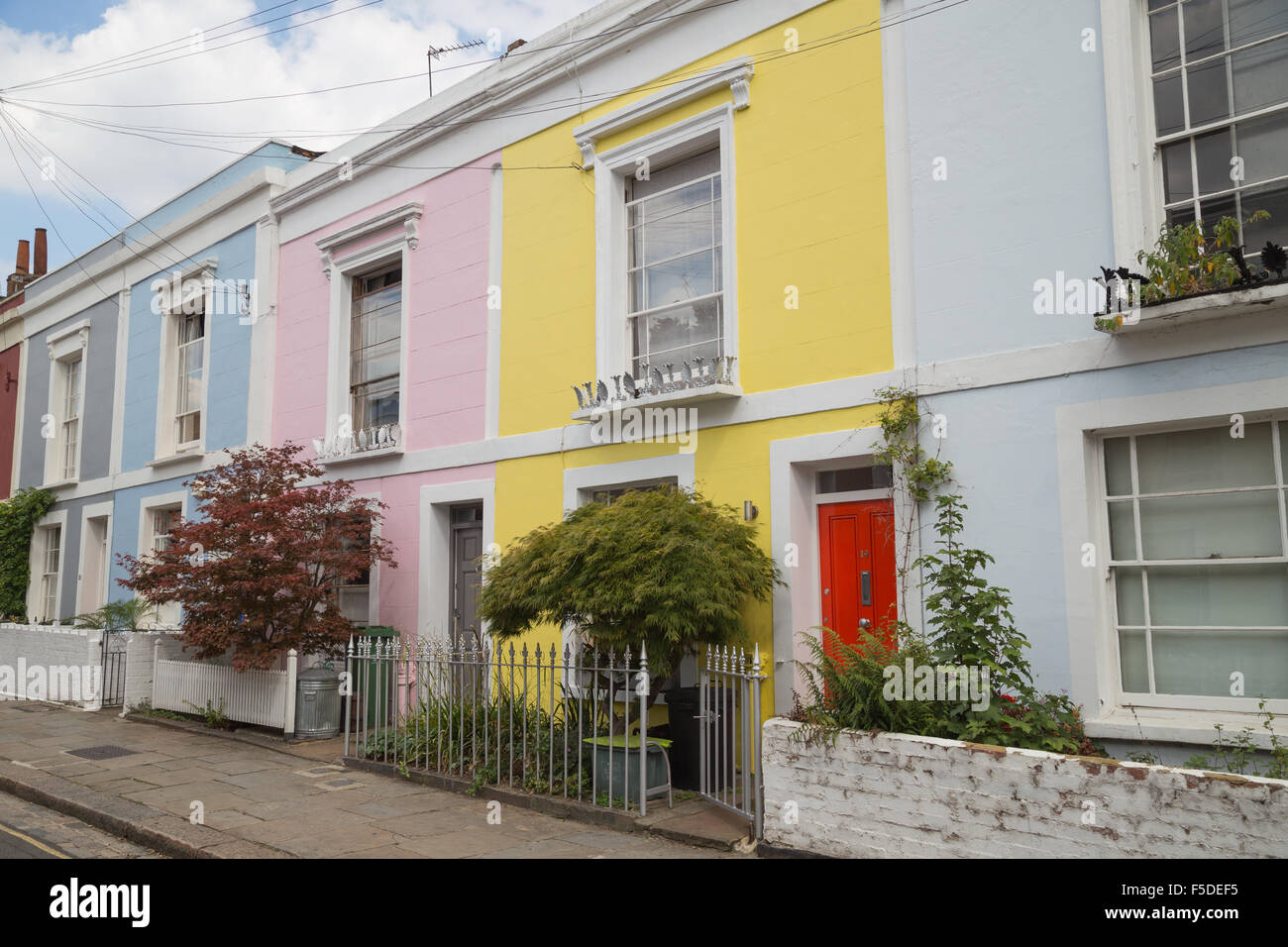 Peintes de couleurs vives des maisons mitoyennes sur Leverton Street, Londres, Kentish Town NW5, England, UK Banque D'Images