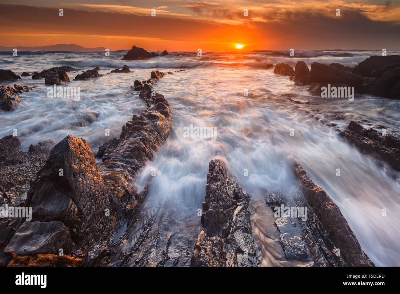 La magnifique plage de Barrika, en Biscaye, Pays Basque, Espagne, par le coucher du soleil. Banque D'Images