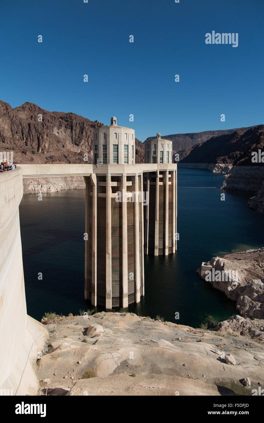 Boulder City, Nevada, USA. 23 Oct, 2015. Vue sur les eaux du lac Mead faible vu depuis le barrage Hoover. Années de sécheresse implacable drainent un grand réservoir d'eau entre le Nevada et l'Arizona. Le niveau d'eau du lac Mead a diminué d'environ 120 pieds (37 mètres) d'où l'eau atteint il y a 15 ans, le 6 juillet 2000. Le lac Mead n'est pas étranger à la sécheresse. Le lac artificiel frapper plus faible que la moyenne des niveaux d'eau dans le milieu des années 1950 et au milieu des années 1960, et la raréfaction actuelle fait partie d'une décennie de tendance. Le lac Mead est faible niveau actuel n'a pas été enregistrée depuis les années 1930, lorsque le lac était fi Banque D'Images