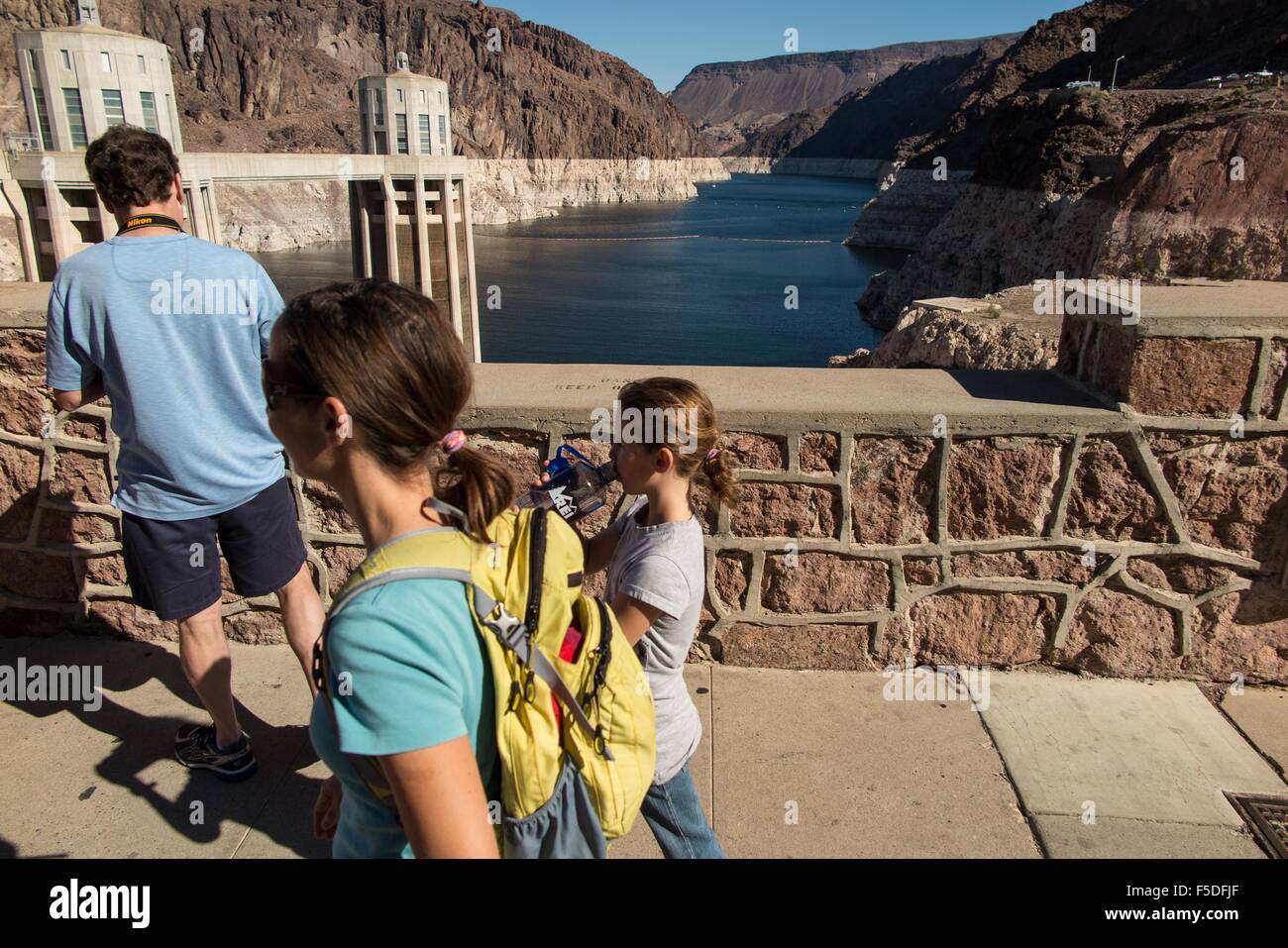 Boulder City, Nevada, USA. 23 Oct, 2015. Les touristes boivent de l'eau tout en observant les eaux basses du lac Mead vu depuis le barrage Hoover. Années de sécheresse implacable drainent un grand réservoir d'eau entre le Nevada et l'Arizona. Le niveau d'eau du lac Mead a diminué d'environ 120 pieds (37 mètres) d'où l'eau atteint il y a 15 ans, le 6 juillet 2000. Le lac Mead n'est pas étranger à la sécheresse. Le lac artificiel frapper plus faible que la moyenne des niveaux d'eau dans le milieu des années 1950 et au milieu des années 1960, et la raréfaction actuelle fait partie d'une décennie de tendance. Le lac Mead est faible niveau actuel n'a pas été enregistrée depuis le Banque D'Images