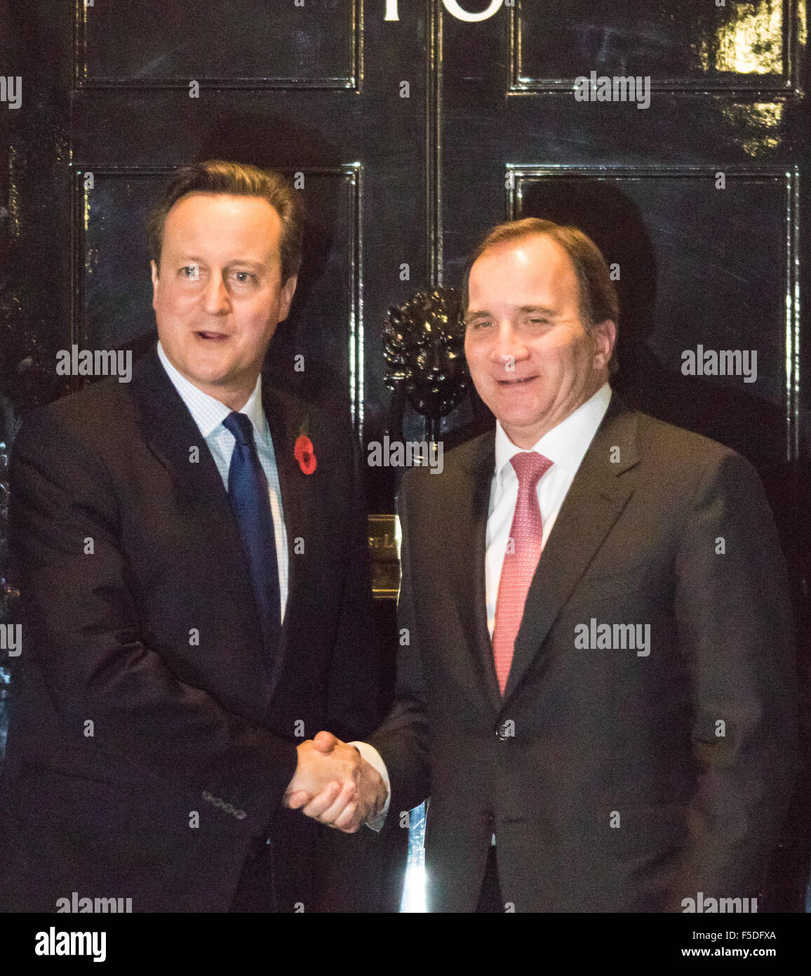 Downing Street, Londres, 2 novembre 2015. Le Premier ministre britannique, David Cameron, se félicite de son homologue suédois Stefan Löfven, qui visite le Royaume-Uni, à Downing Street. Crédit : Paul Davey/Alamy Live News Banque D'Images