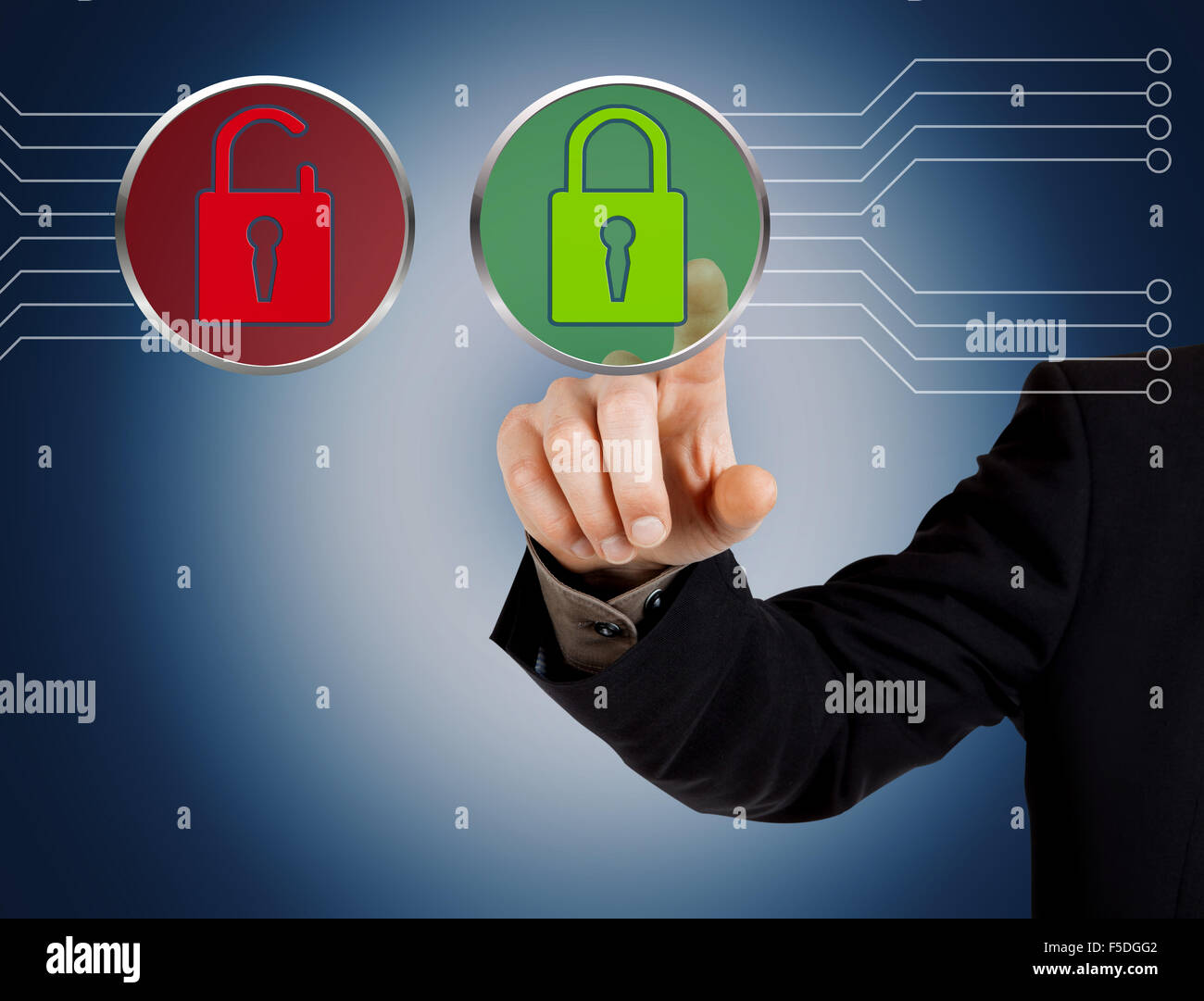 En poussant le bouton de sécurité virtuel main Banque D'Images