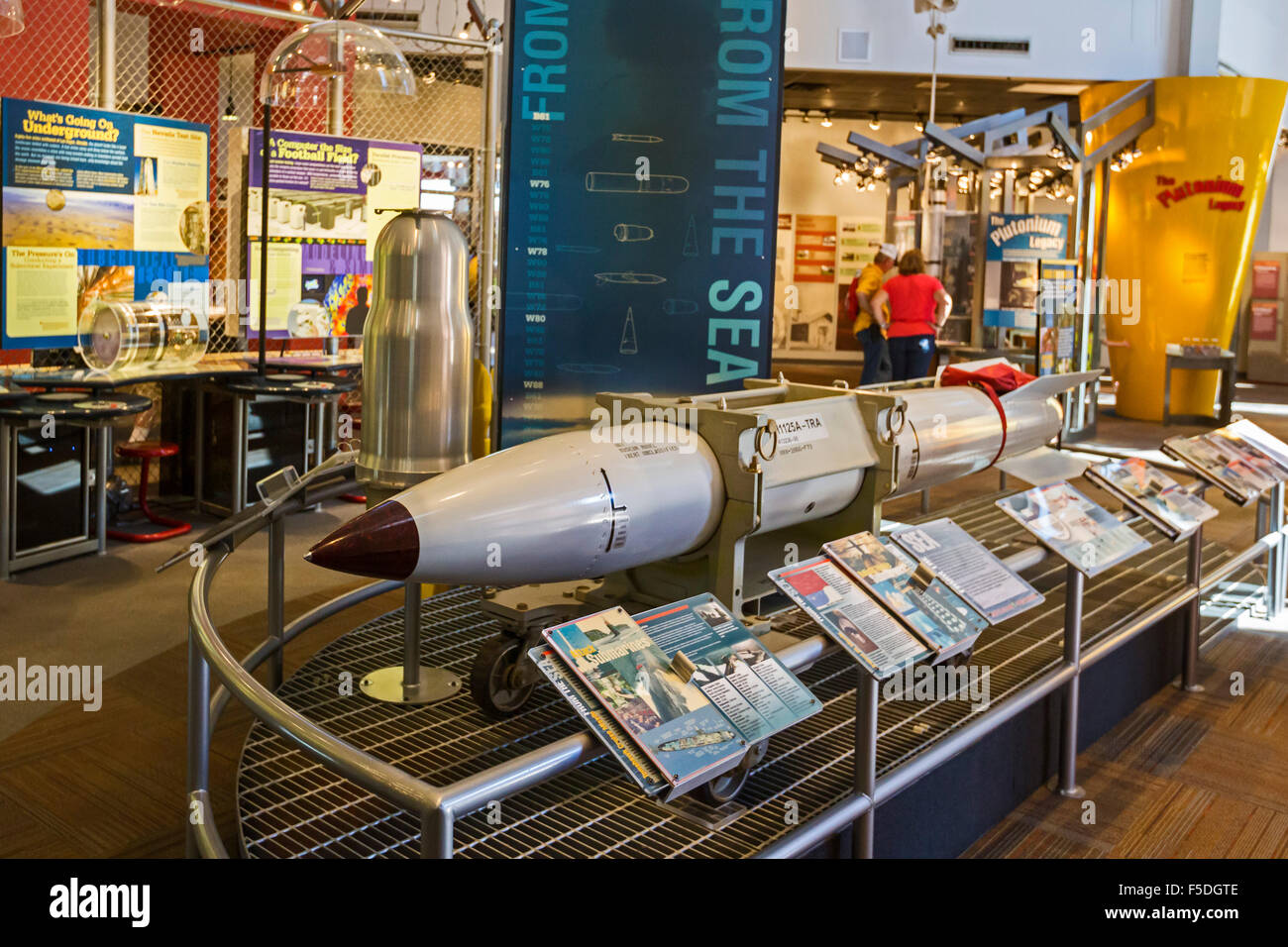 Los Alamos, Nouveau Mexique - Le Bradbury Science Museum affiche un carter pour le B61 bombe nucléaire. Banque D'Images