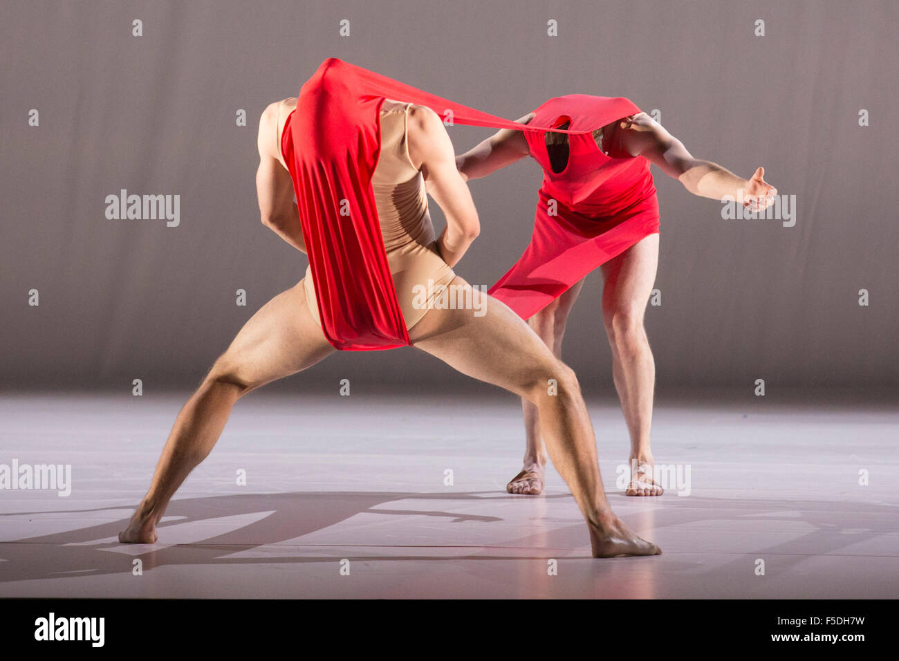 27/10/2015. Londres, Royaume-Uni. Répétition générale de la première mondiale de la gravité de la Fatigue créée par le créateur de mode et artiste Hussein Chalayan pour Sadler's Wells Theatre. En Marche du 28 au 31 octobre 2015 avec 13 danseurs (Aimilios Arapoglou, Amy Bell, Navala Chaudhari Niku, Aliashka Hilsum, Edouard Hue, Lisa Kasman, Stephanie McMann, Erik Nevin, Inpang Ooi, Mickael Marso Riviere, Louise Tanoto Majon, van der Schot et Jack Webb). Banque D'Images