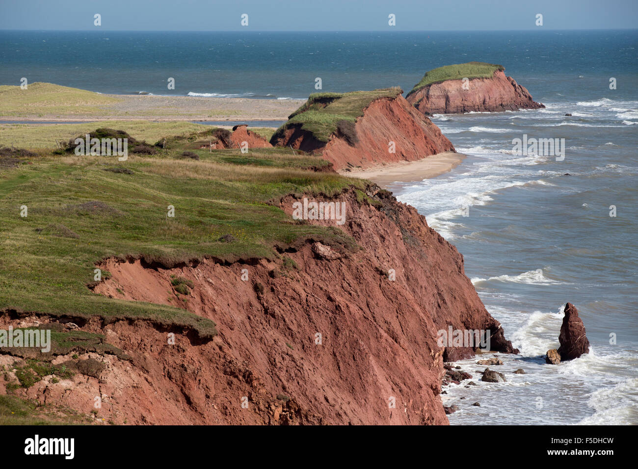 Falaises de grès rouge, l'Île Boudreau, îles de la Madeleine, Québec, Canada Banque D'Images