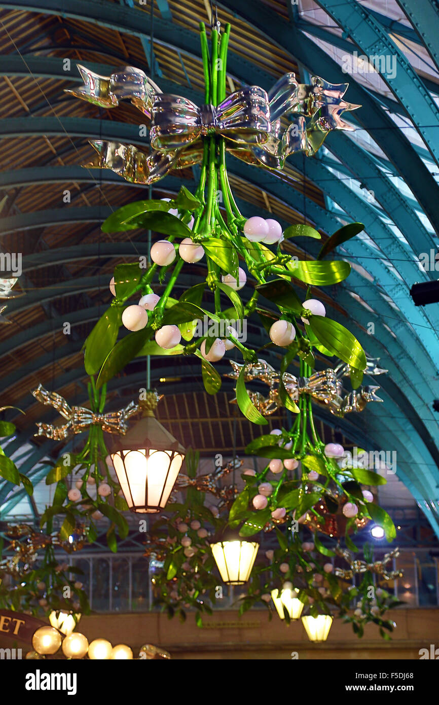 Londres, Royaume-Uni. 2e novembre 2015. Première vue de la nouvelle décoration Noël gui Covent Garden à Londres en tant qu'ils sont installés dans le marché. La pendaison branches de gui de faire un bon changement à l'arbre de Noël géant de Noël qui ont honoré les halles du marché durant les deux dernières années. Crédit : Paul Brown/Alamy Live News Banque D'Images