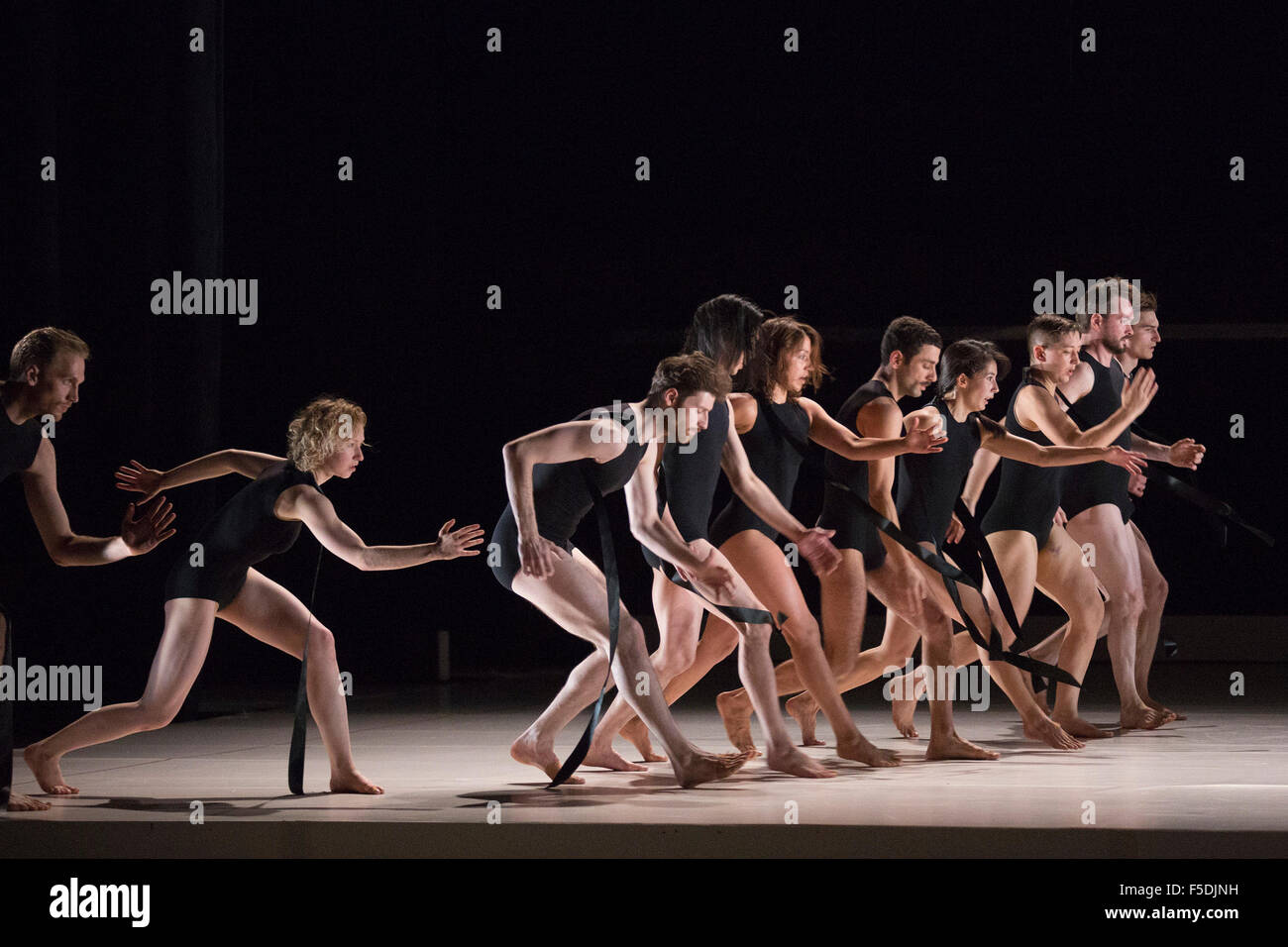 27/10/2015. Londres, Royaume-Uni. Répétition générale de la première mondiale de la gravité de la Fatigue créée par le créateur de mode et artiste Hussein Chalayan pour Sadler's Wells Theatre. En Marche du 28 au 31 octobre 2015 avec 13 danseurs (Aimilios Arapoglou, Amy Bell, Navala Chaudhari Niku, Aliashka Hilsum, Edouard Hue, Lisa Kasman, Stephanie McMann, Erik Nevin, Inpang Ooi, Mickael Marso Riviere, Louise Tanoto Majon, van der Schot et Jack Webb). Banque D'Images