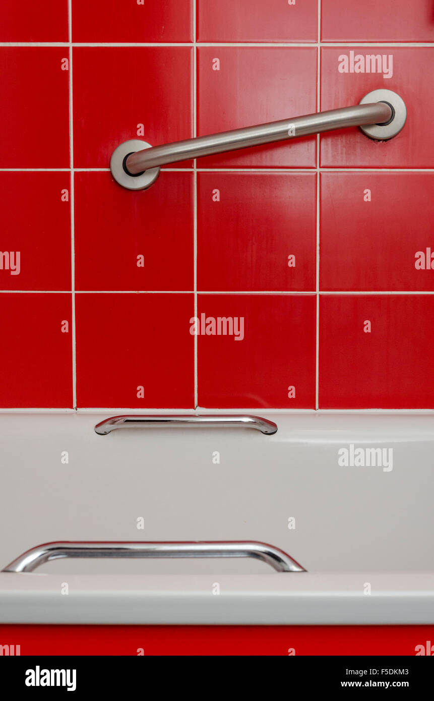 Poignées accessibles dans une salle de bains de l'hôtel Banque D'Images