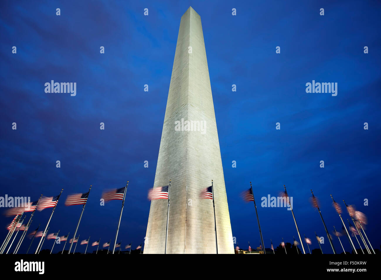 Washington Memorial et des drapeaux américains, Washington, District de Columbia USA Banque D'Images