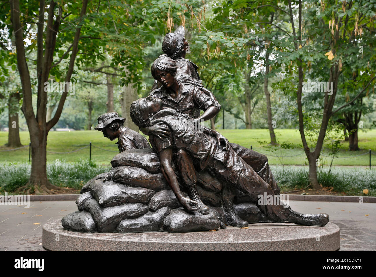 Le Vietnam Women's Memorial statue (Glenna Goodacre, sculpteur), Vietnam Veterans Memorial, Washington, District de Columbia USA Banque D'Images