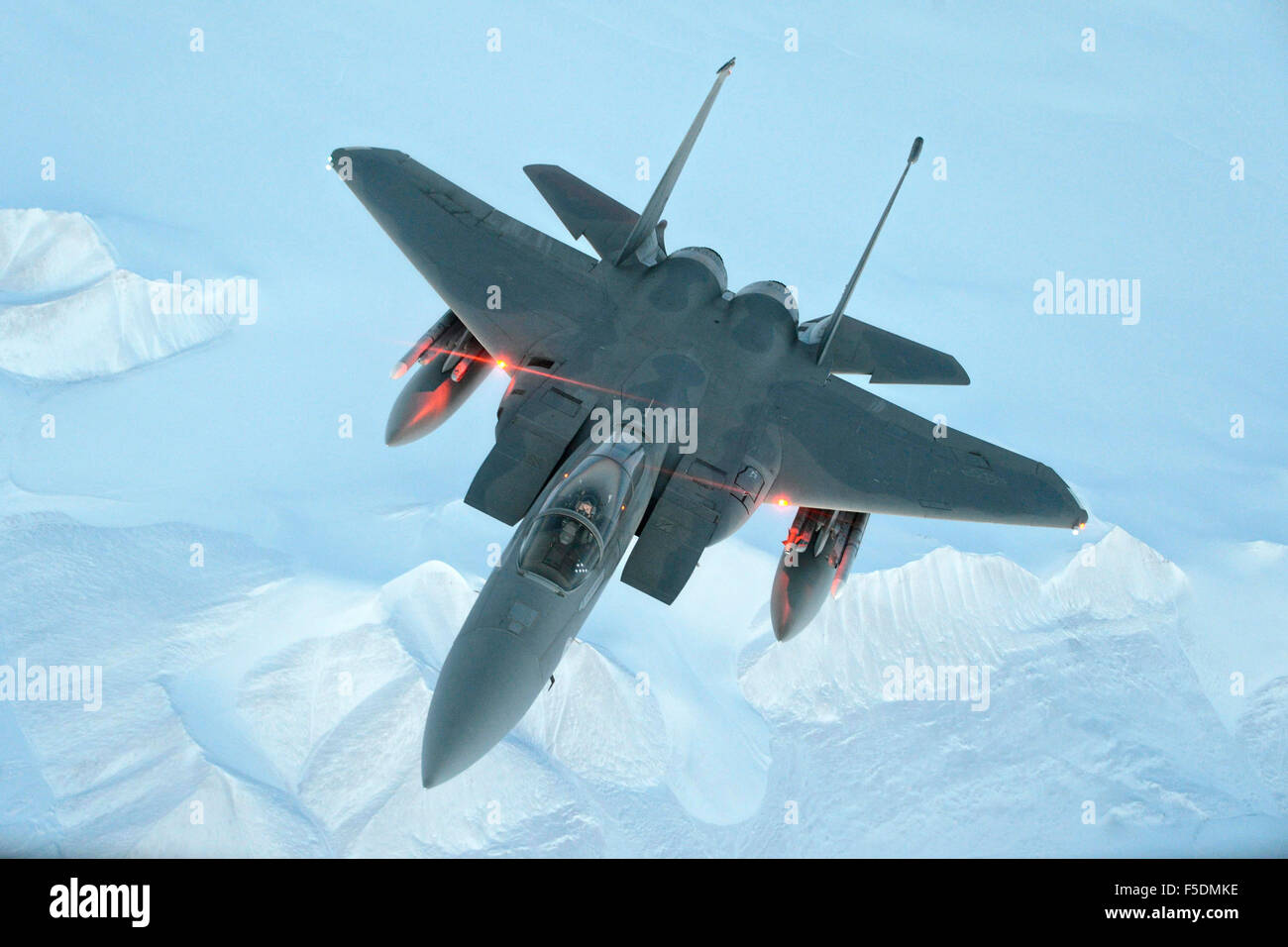 US Air Force F-15C Strike Eagle fighter aircraft de la 144e Escadre de chasse vole au-dessus de l'Arctique au cours d'une mission à l'appui de Vigilant Shield 22 Octobre 2015 plus d'Iqaluit, Nunavut, Canada. Banque D'Images