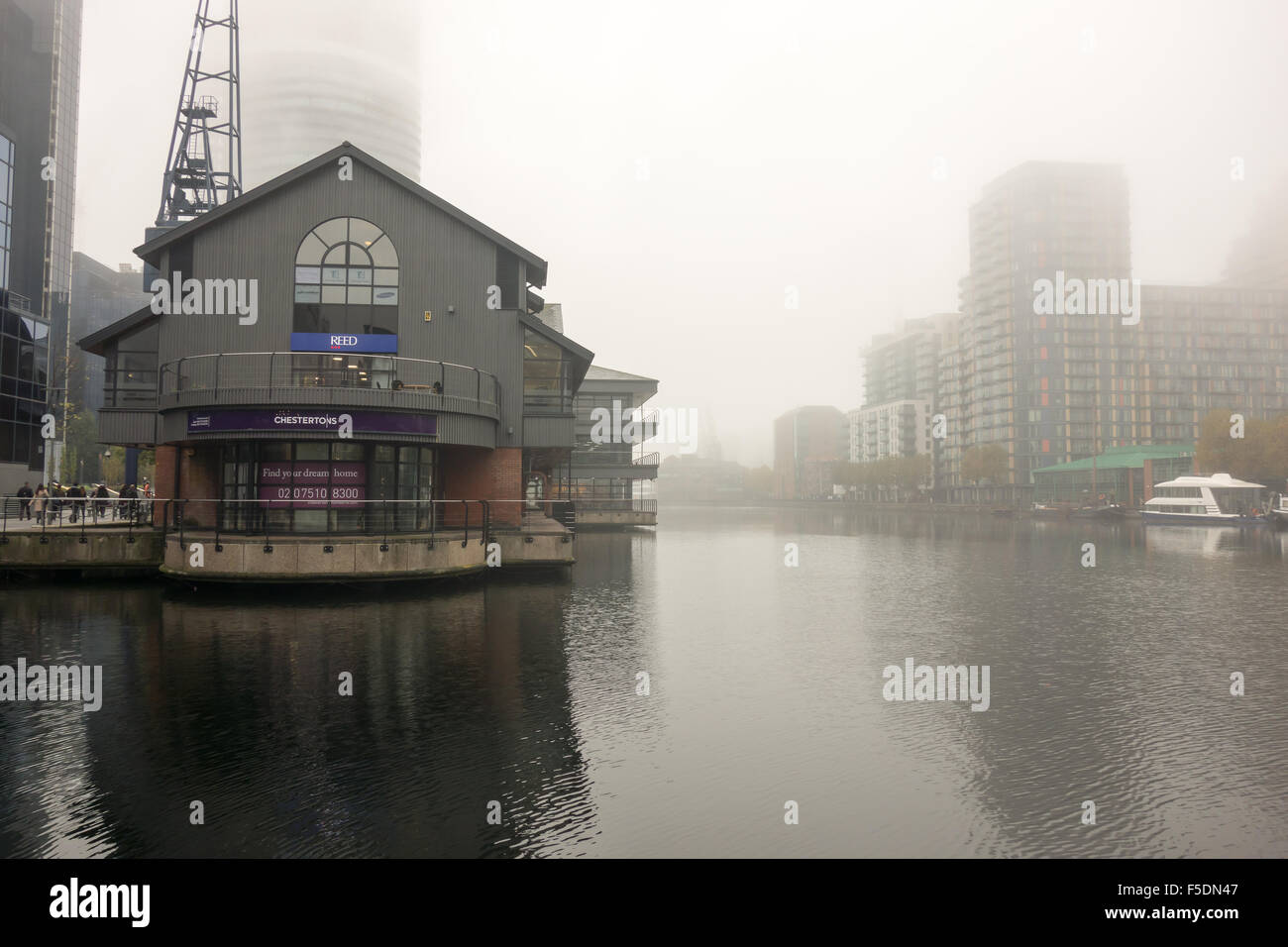Londres, Angleterre. 2 novembre, 2015. Le brouillard dense autour de Millwall Dock interne dans la matinée. Banque D'Images