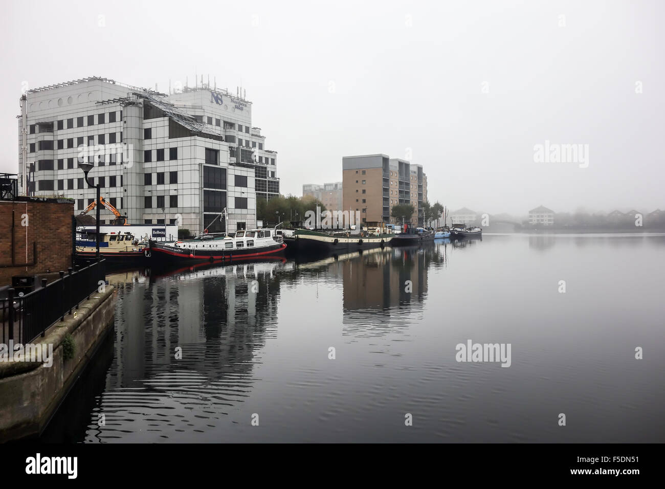 Londres, Angleterre. 2 novembre, 2015. Le brouillard dense autour de Millwall Dock interne dans la matinée. Banque D'Images