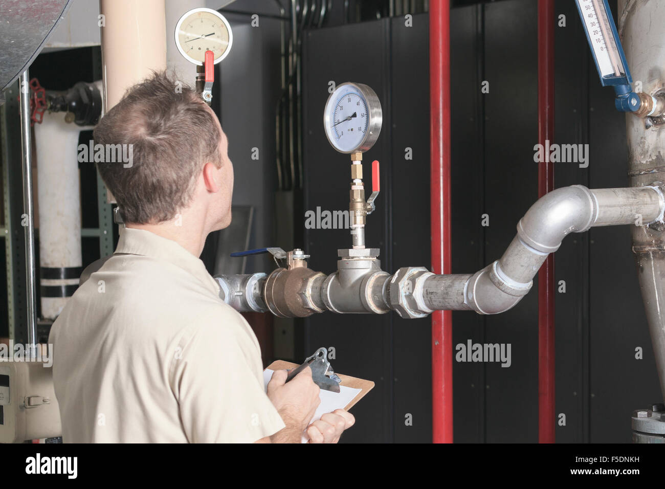 Réparation de climatiseur l'homme au travail Banque D'Images