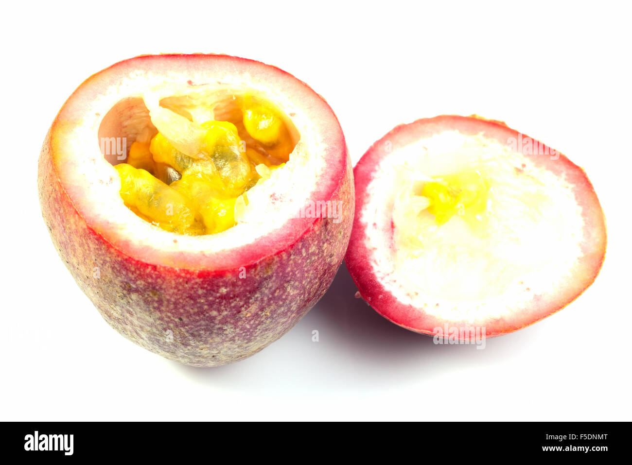 Les fruits de la passion sur fond blanc Banque D'Images