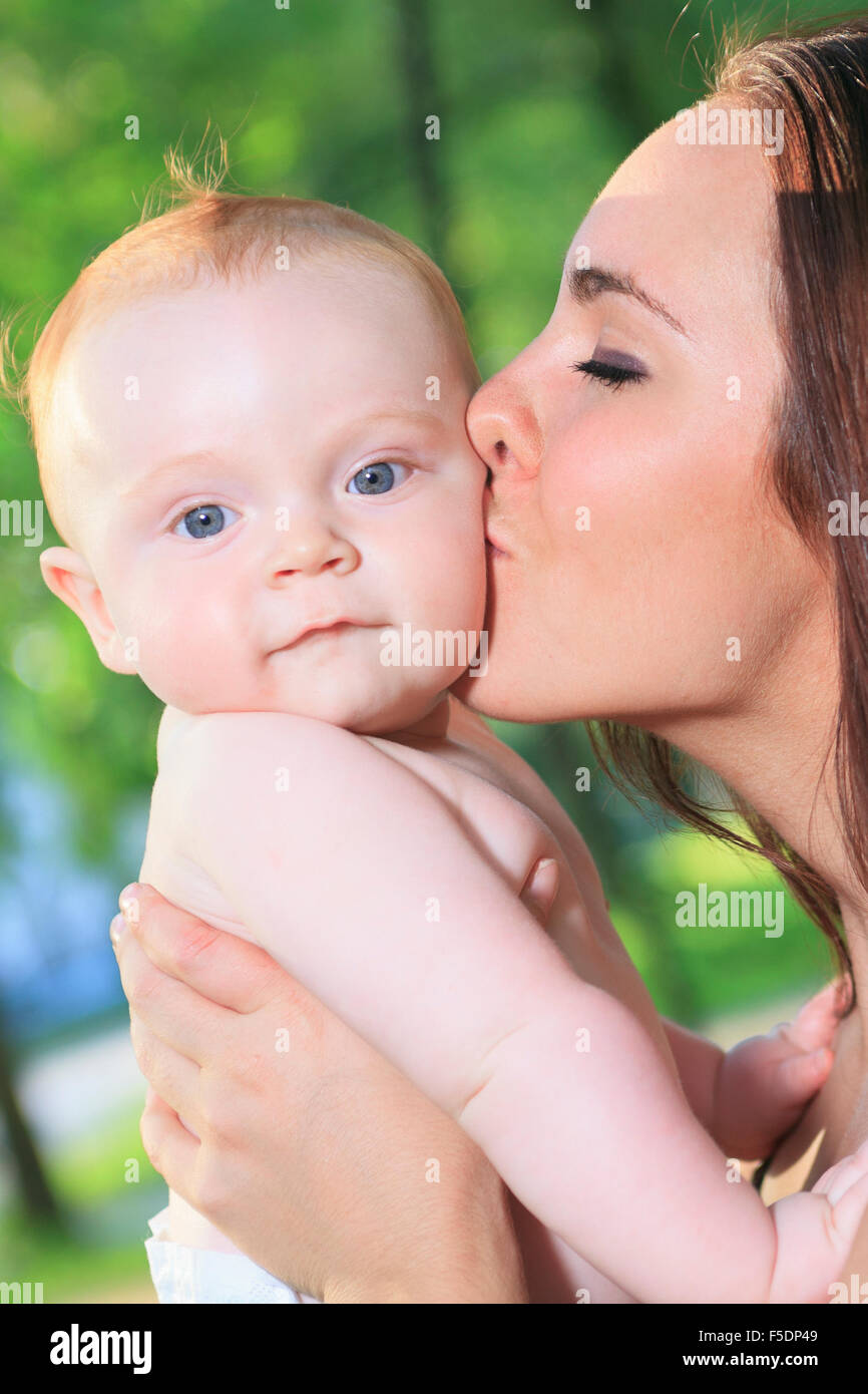 Une maman avec bébé est sur une belle forêt Banque D'Images
