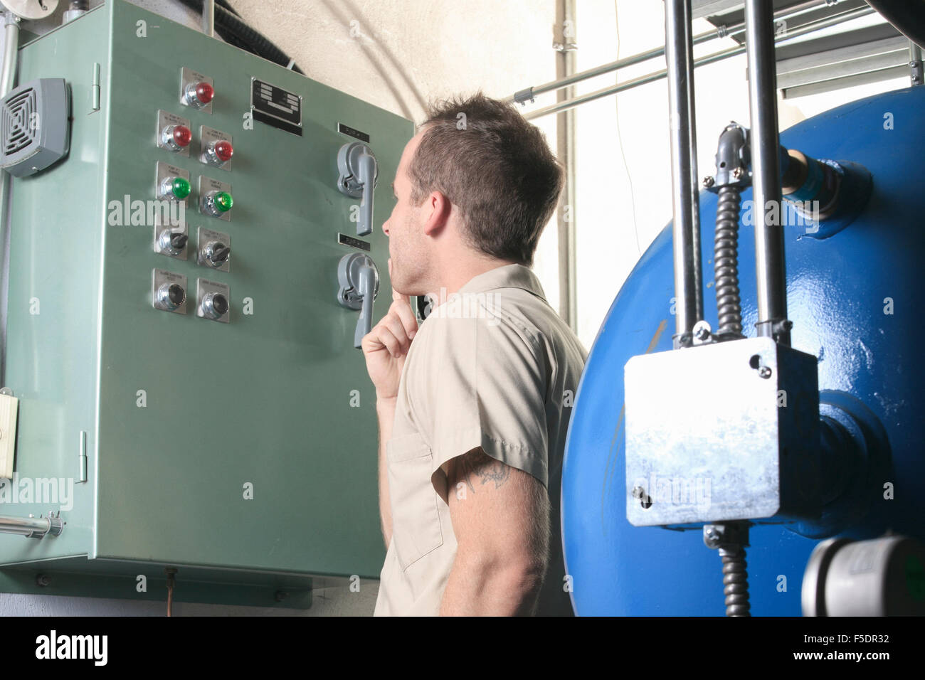 Réparation de climatiseur l'homme au travail Banque D'Images