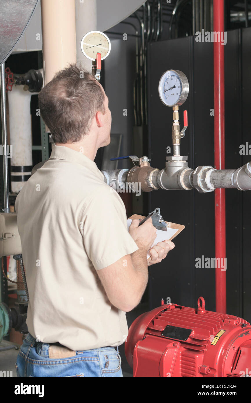 Réparation de climatiseur l'homme au travail Banque D'Images