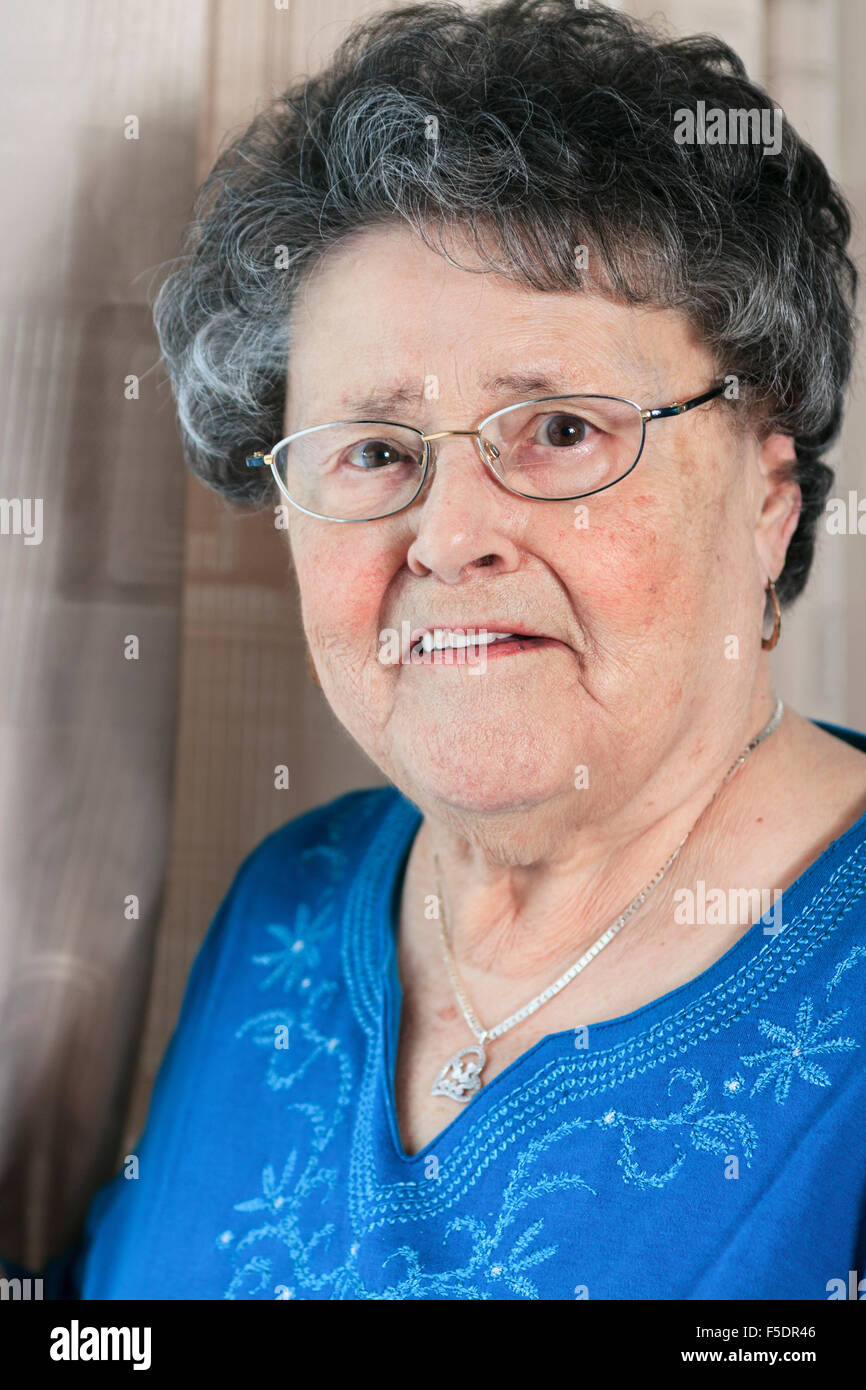 Un seul grand-mère de 90 ans est en vacances Banque D'Images