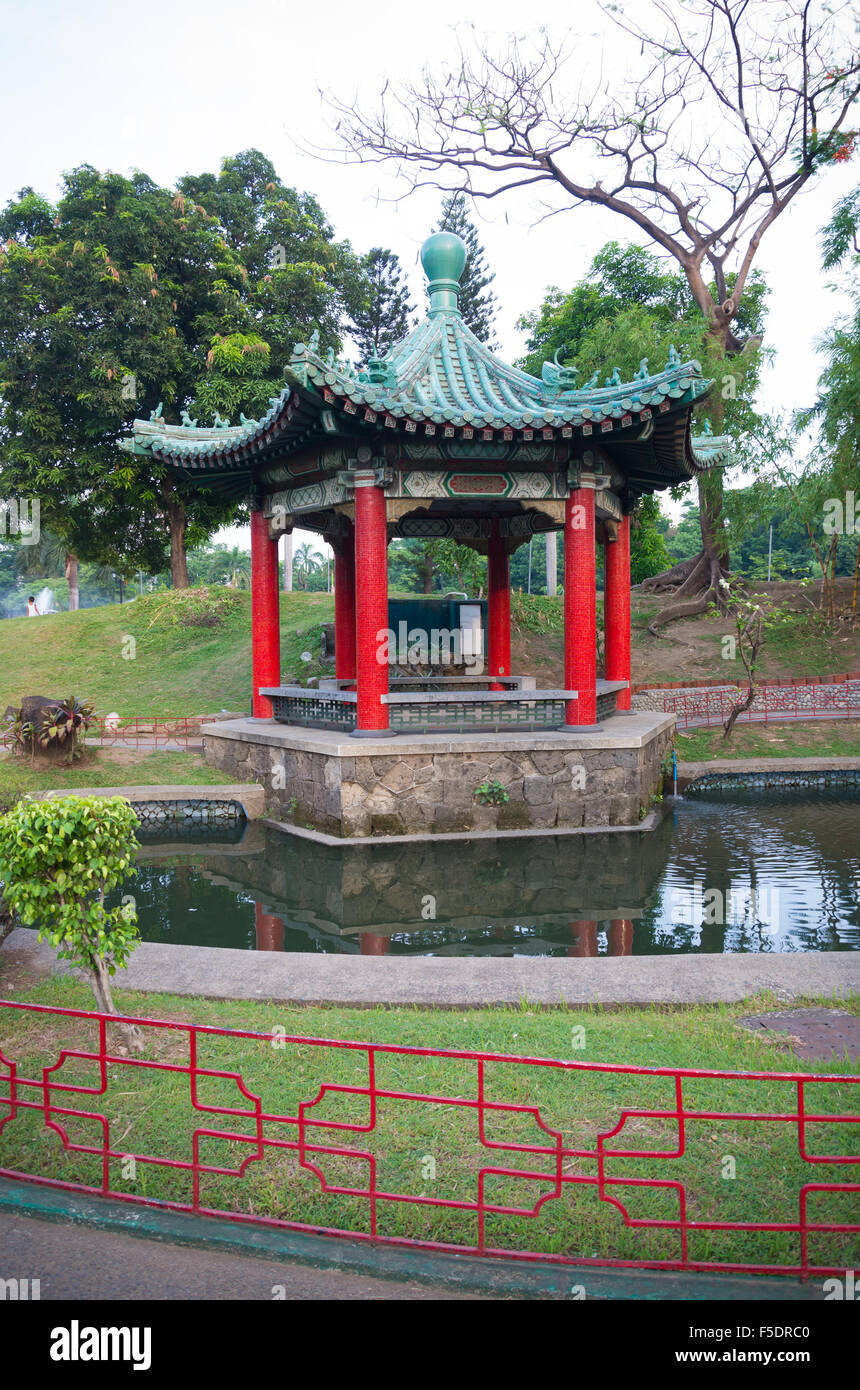 Manille, Philippines - 5 mai 2015 : jardin chinois dans le parc Rizal, également connu sous le nom de Luneta Parc National. Il est l'un des plus grands ur Banque D'Images