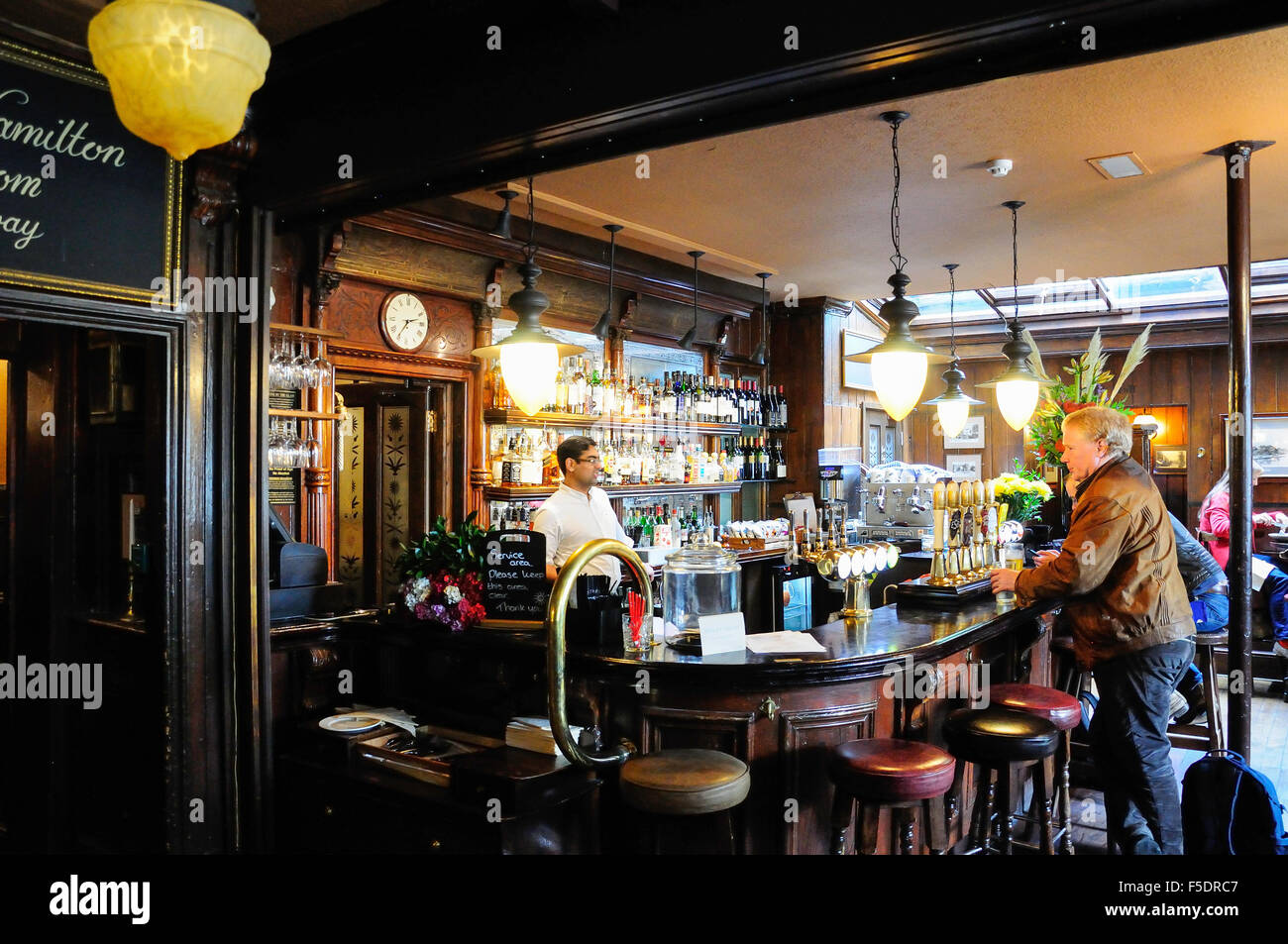 Bar de l'intérieur du buisson de houx Pub, Holly Mount, Hampstead, London Borough of Camden, Greater London, Angleterre, Royaume-Uni Banque D'Images