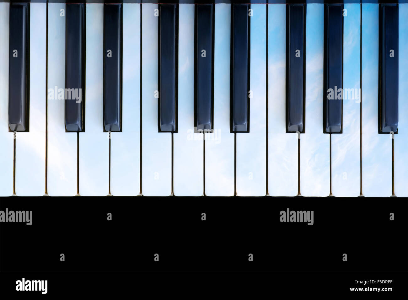 Touches de piano antique de couleur ciel sur fond noir Banque D'Images