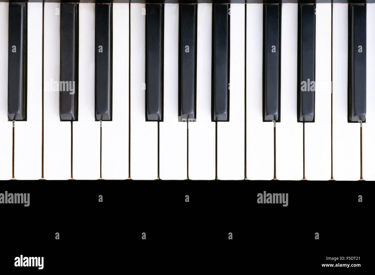 Touches de piano antique sur fond noir Banque D'Images